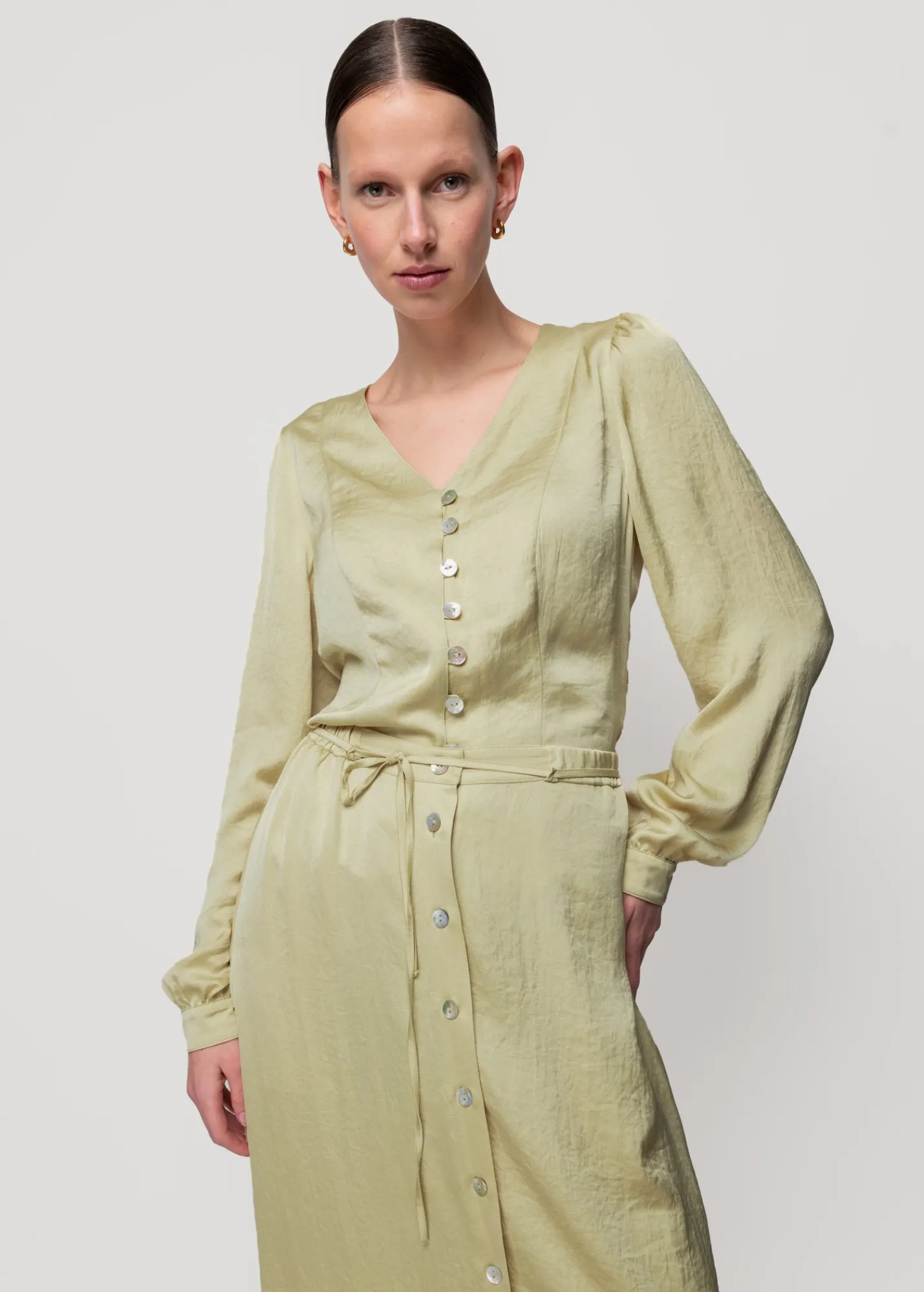 satijnen_blouse_met_parelmoer_5.webp Satijnen Blouse Met Parelmoer*Vanilia Discount